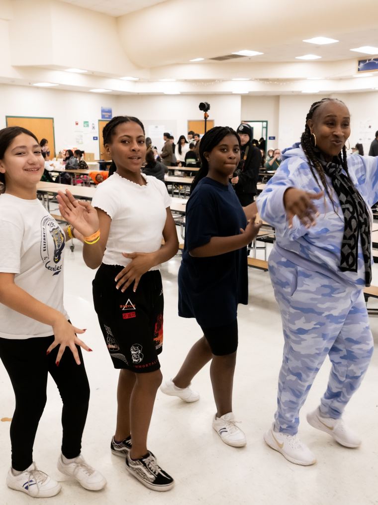 The whole room dancing